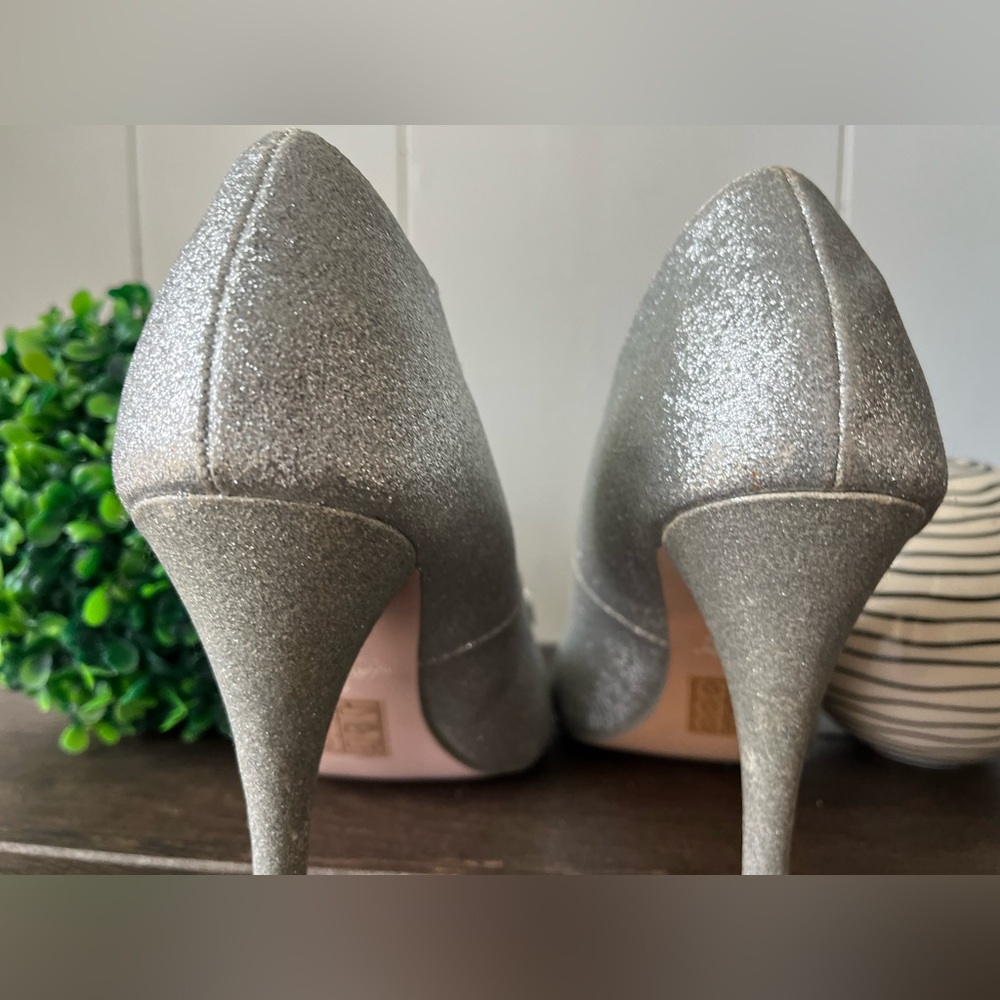 Hello Kitty Glittery Silver Bow Heels Peep Toe Charms Size 9 - Picture 13 of 13